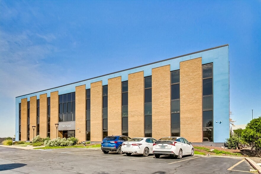 More Photos Of 10700 W Higgins Rd, Rosemont Office For Sale