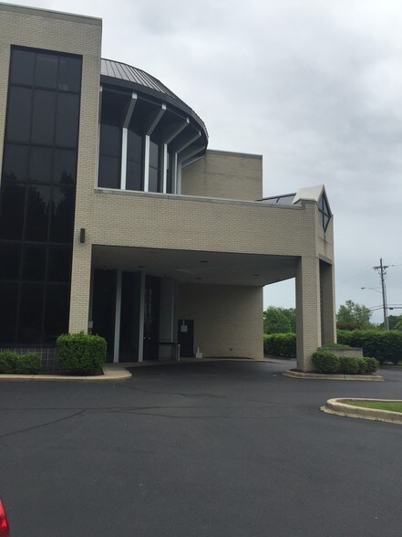 More Photos Of 1700 Old Bluegrass Ave, Louisville Medical For Lease