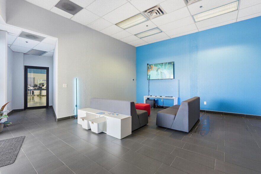 More Photos Of 3401 E Harbour Dr, Phoenix Light Manufacturing For Lease