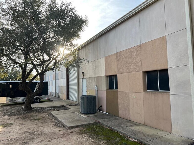 More Photos Of 15402 Dexler Dr, Austin Showroom For Lease
