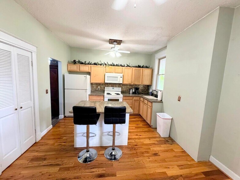 More Photos Of 201 Linden Ave, Newport Office Residential For Sale