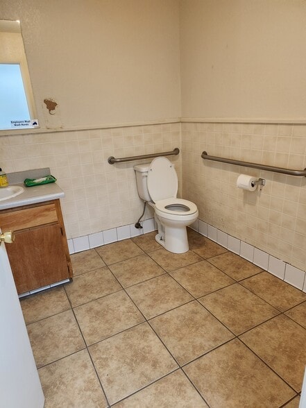 More Photos Of 1619 Cecil Ave, Delano Medical For Lease
