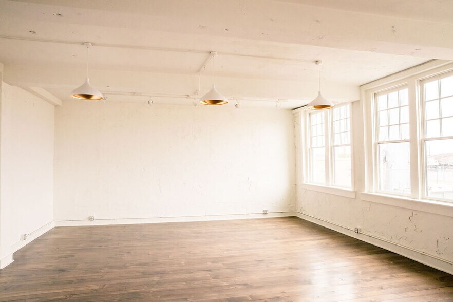 More Photos Of 1601 Chalk Hill Rd, Dallas Loft Creative Space For Sale