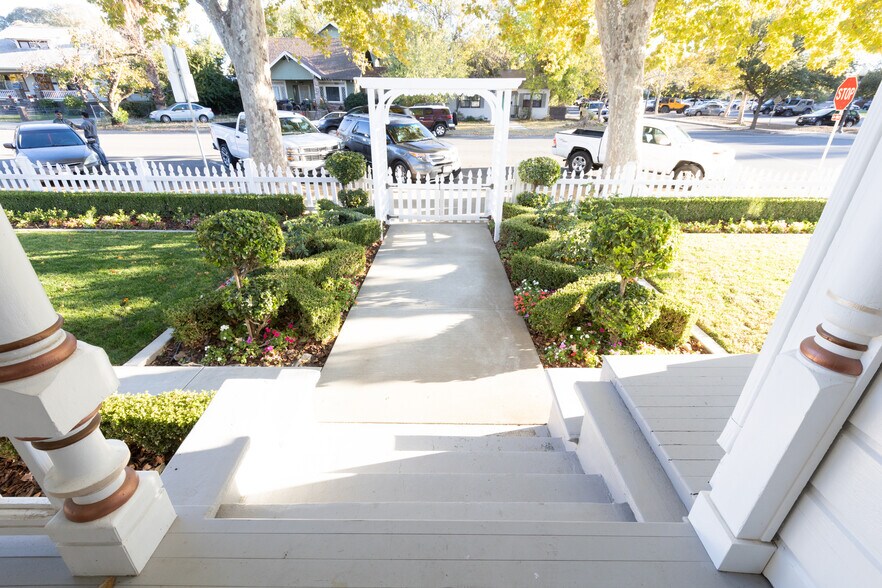 More Photos Of 11 E Main St, Winters Office Residential For Lease