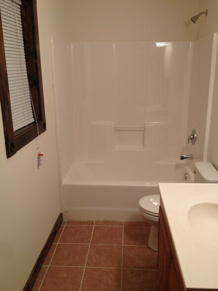 More Photos Of 1004 15th Ave SE, Rochester Flex For Sale