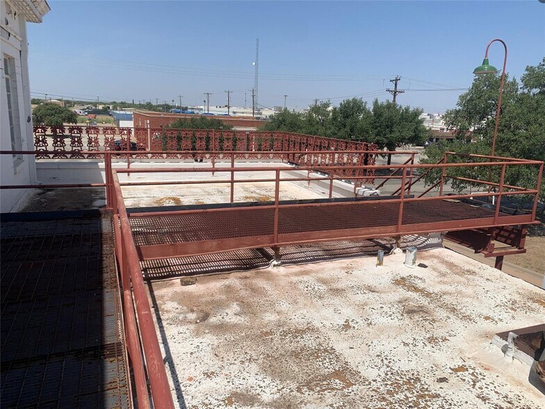 More Photos Of 309 S Pioneer Dr, Abilene Manufacturing For Sale