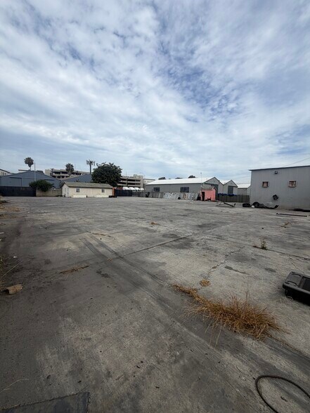 More Photos Of 10986 Vulcan St, South Gate Contractor Storage Yard For Sale