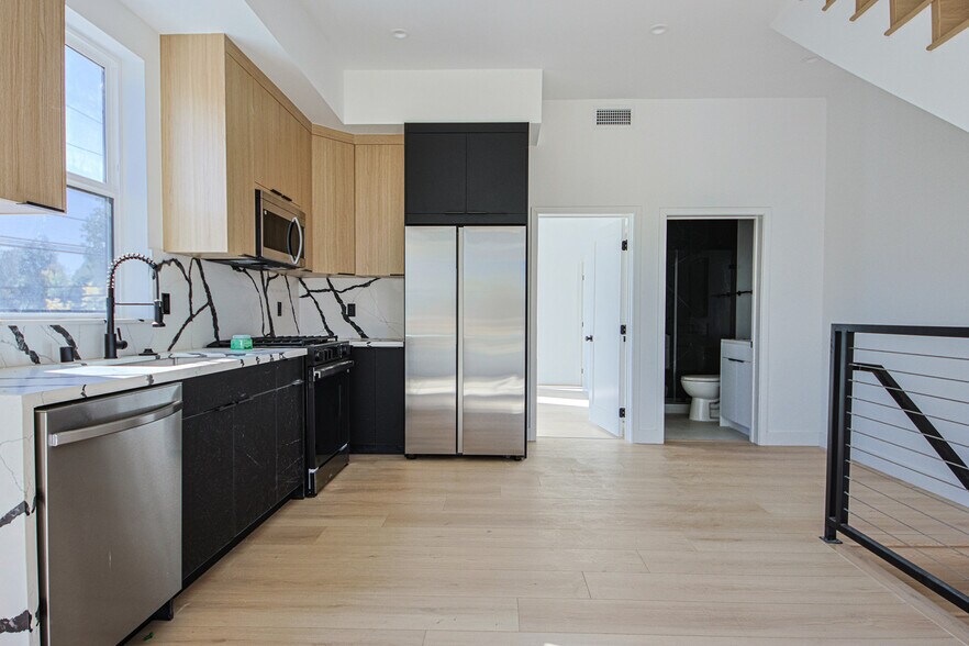 More Photos Of 6401 Odessa Ave, Lake Balboa Multifamily For Sale