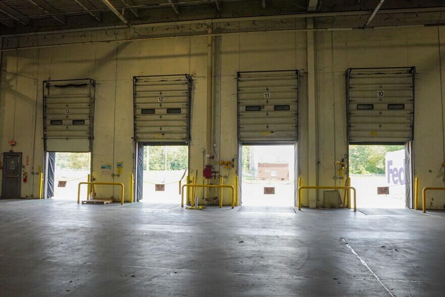 More Photos Of 400 Kellys Creek Rd, Rabun Gap Warehouse For Lease