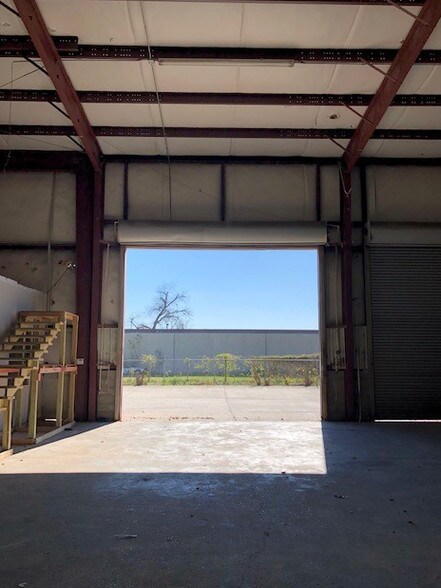 More Photos Of 2501 Karbach St, Houston Warehouse For Lease