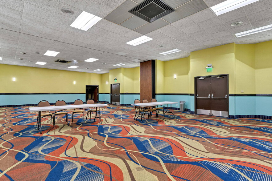 More Photos Of 3232 N Summit St, Arkansas City Hotel For Sale