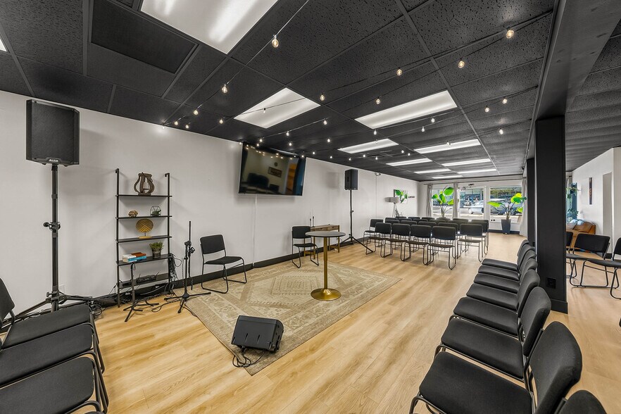 More Photos Of 239 SE G St, Grants Pass General Retail For Sale