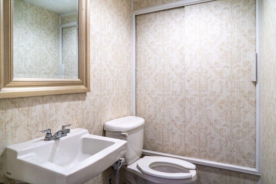 More Photos Of 2860 Perrysville Ave, Pittsburgh Funeral Home For Sale