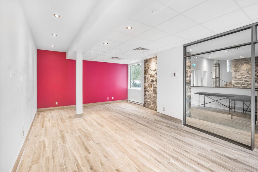 More Photos Of 4 Rue Saint-Charles E, Longueuil Office For Lease