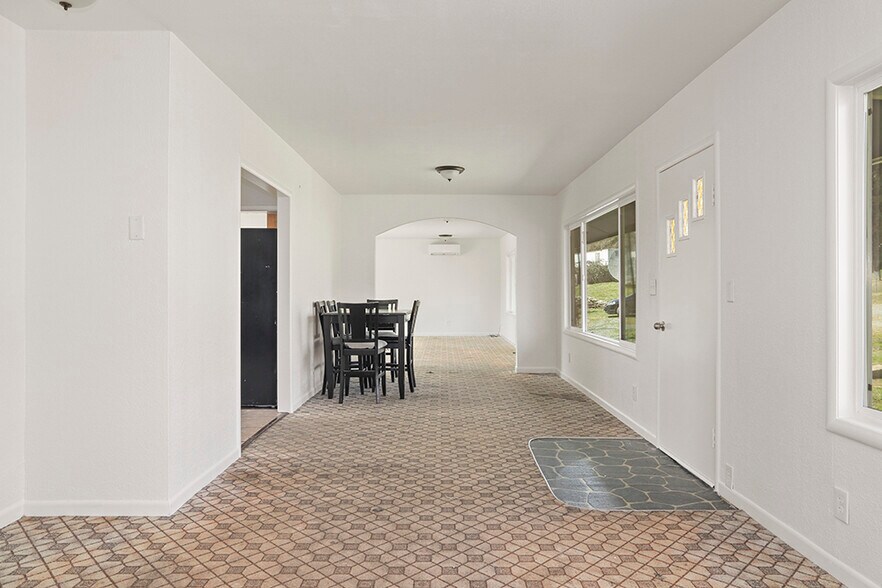 More Photos Of 2660 NW Vine St, Grants Pass Manufacturing For Sale