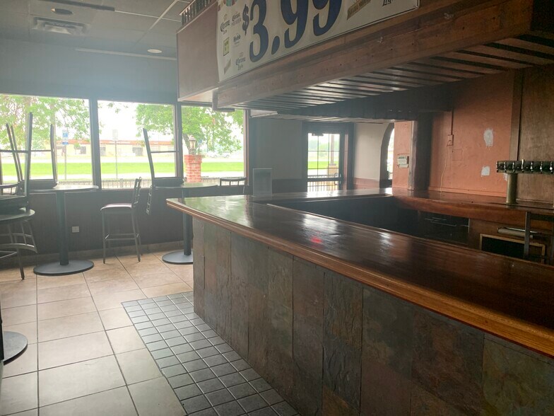 More Photos Of 3229 4th St SW, Mason City Restaurant For Lease