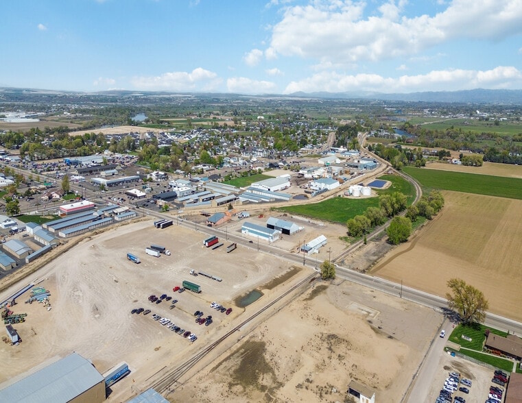 More Photos Of 445 NW 16th St, Fruitland Industrial For Sale