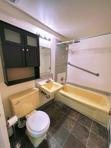 More Photos Of 2204 W Northern Lights Blvd, Anchorage Apartments For Sale