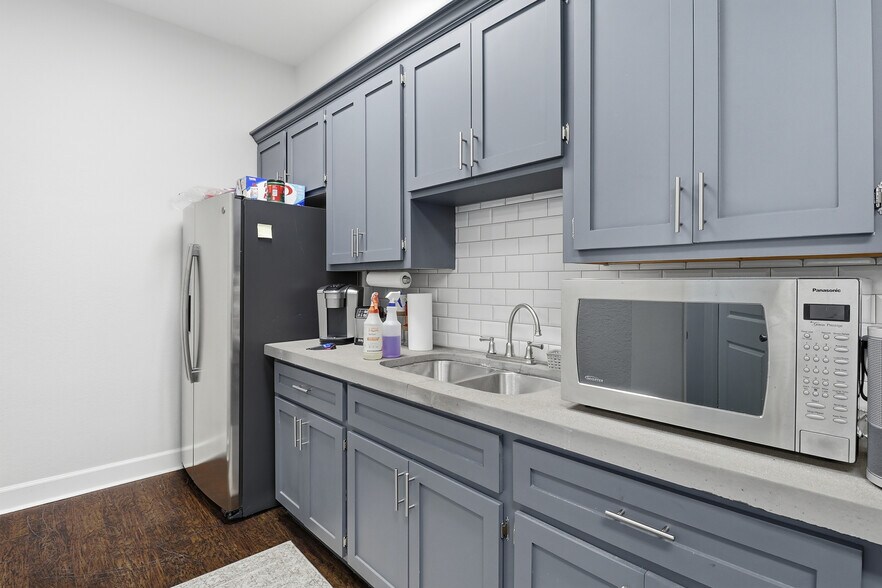 More Photos Of 5342 5th St, Katy Freestanding For Lease