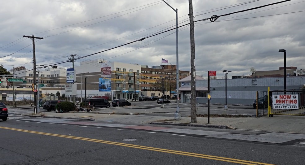 More Photos Of 15802 Union Tpke, Flushing Freestanding For Lease