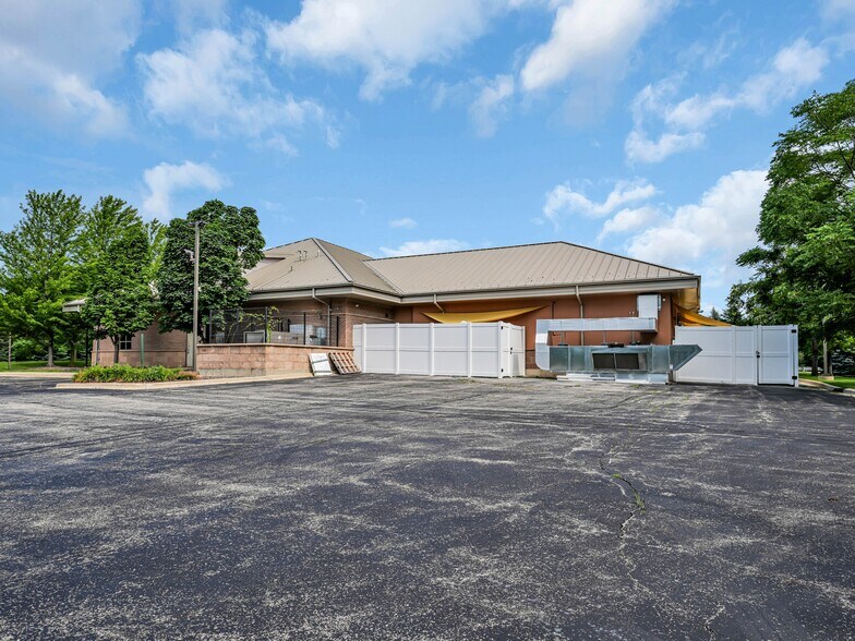 More Photos Of 2975 W Sand Lake Rd, Lindenhurst Freestanding For Sale