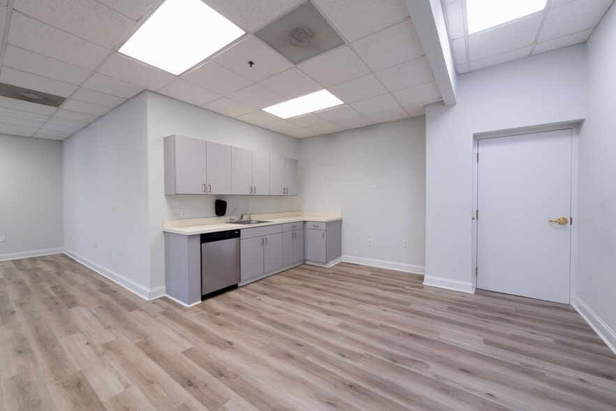 More Photos Of 415 Jessen Ln, Charleston Warehouse For Lease