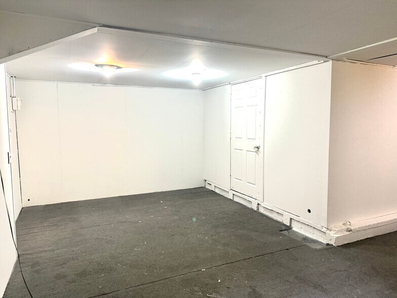 More Photos Of 3147 NE California St, Minneapolis Warehouse For Lease
