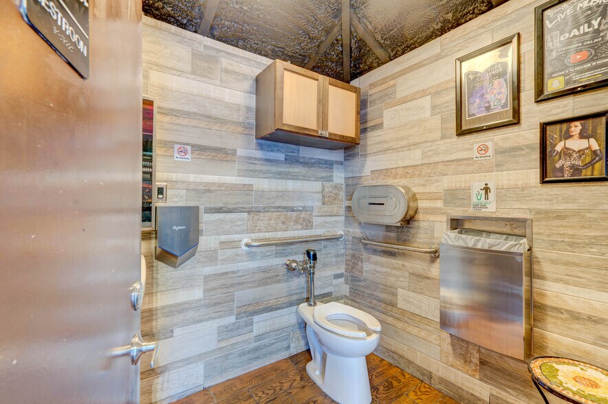 More Photos Of 135 Duval St, Key West Bar For Lease