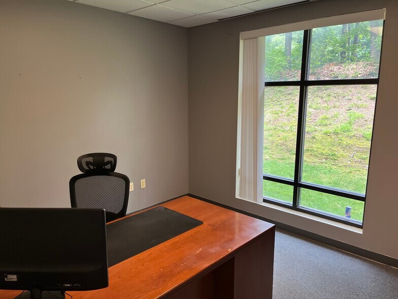 More Photos Of 51 Webb Pl, Dover Office For Sale