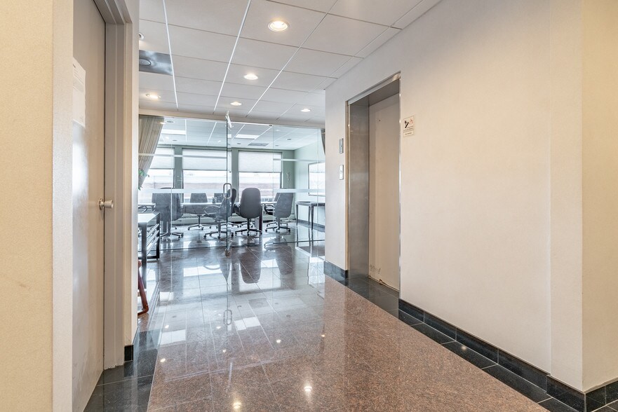 More Photos Of 6650 N Northwest Hwy, Chicago Office For Lease