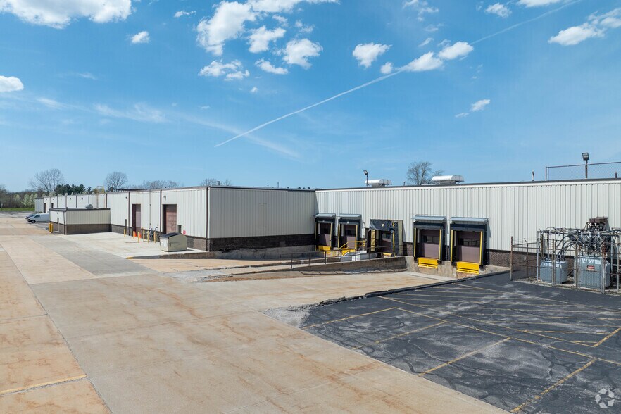 More Photos Of 6000 Cochran Rd, Solon Warehouse For Lease