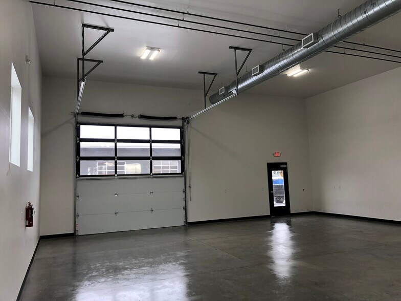 More Photos Of 489 E 47th St, Garden City Warehouse For Lease