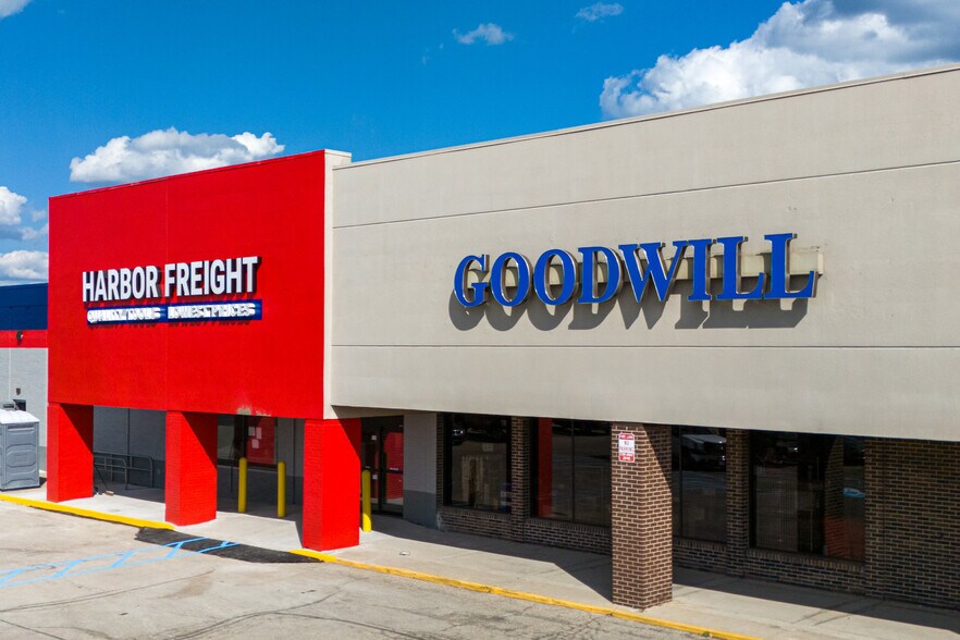 More Photos Of 602-606 Taywood Rd, Englewood Unknown For Lease