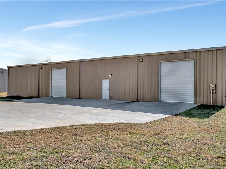 More Photos Of 1807 Webber Lufkin TX 75904 st, Lufkin Warehouse For Lease