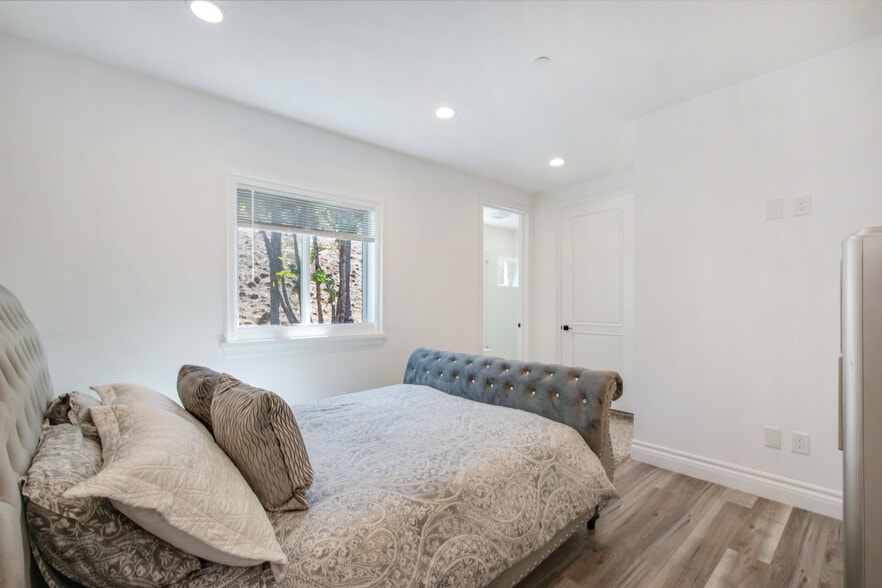 More Photos Of 9696 Antelope Rd, Beverly Hills Specialty For Lease