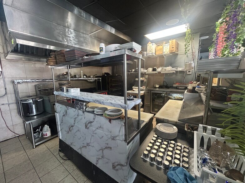 More Photos Of 4846 McKnight Rd, Pittsburgh Auto Repair For Lease