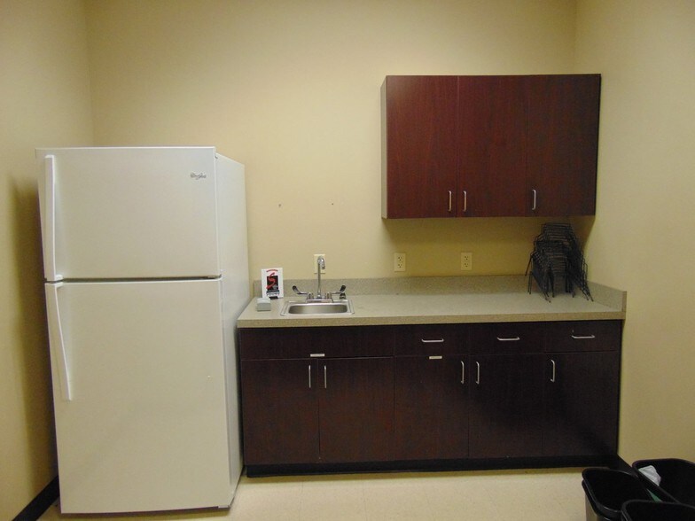 More Photos Of 708 N Ashley Ridge Loop, Shreveport Office For Sale