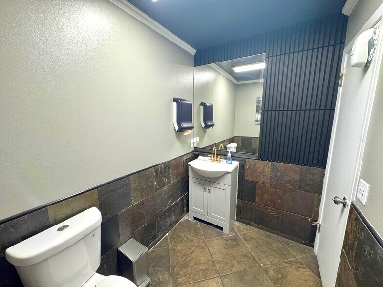 More Photos Of 131 W Duval St, Lake City Storefront Retail Office For Lease