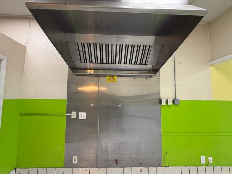 More Photos Of 18125 Saticoy St, Reseda General Retail For Lease