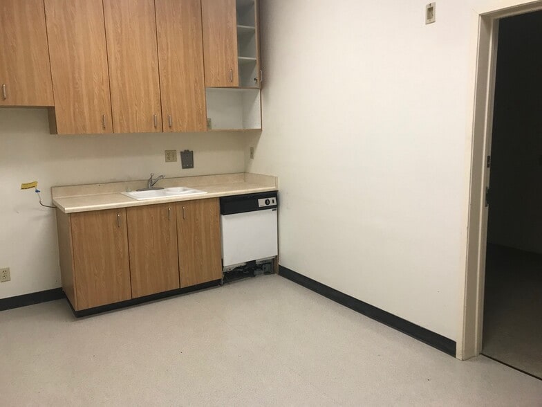 More Photos Of 16001 Springdale St, Huntington Beach Freestanding For Lease