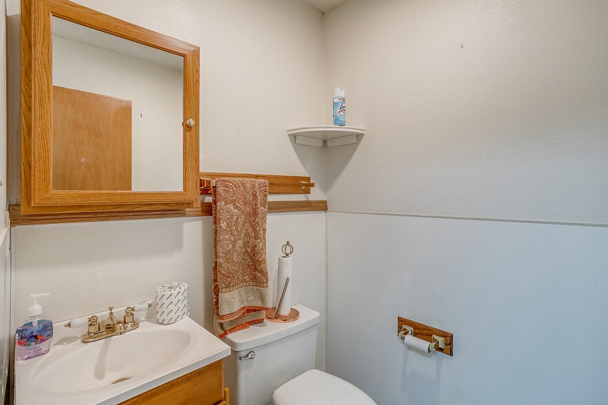 More Photos Of 1841 W Division St, Arlington Warehouse For Sale