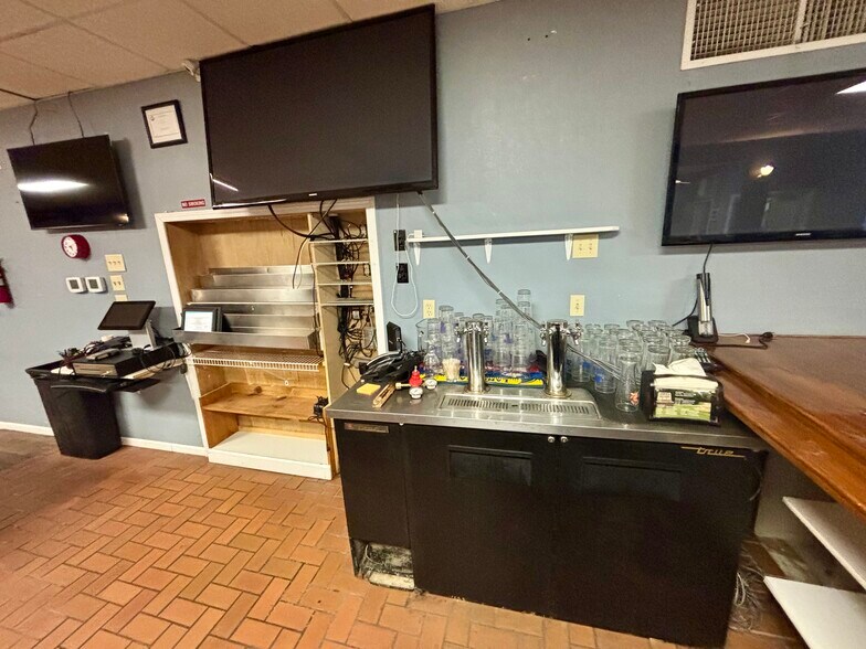 More Photos Of 106 E 4th St, Washington Restaurant For Sale