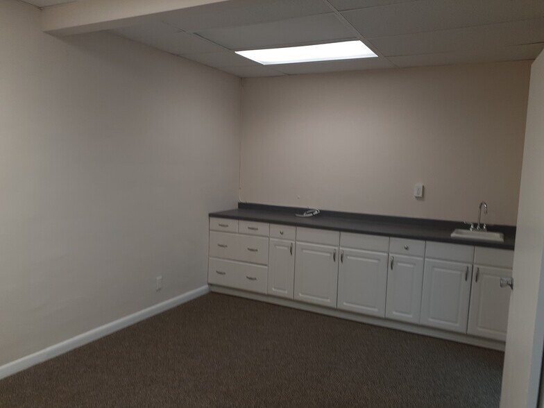 More Photos Of 7120-7190 Seminole Blvd, Seminole Office For Lease