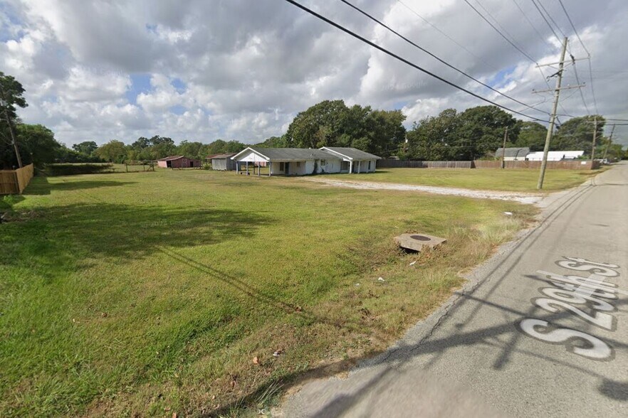 More Photos Of 1420 S 29th St, Nederland Land For Sale