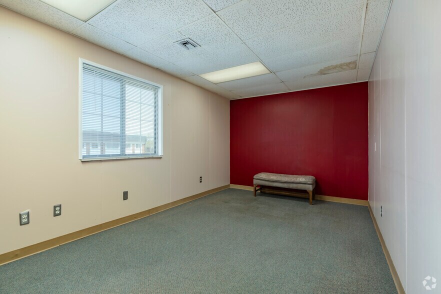 More Photos Of 32969 Hamilton Ct, Farmington Hills Office For Sale