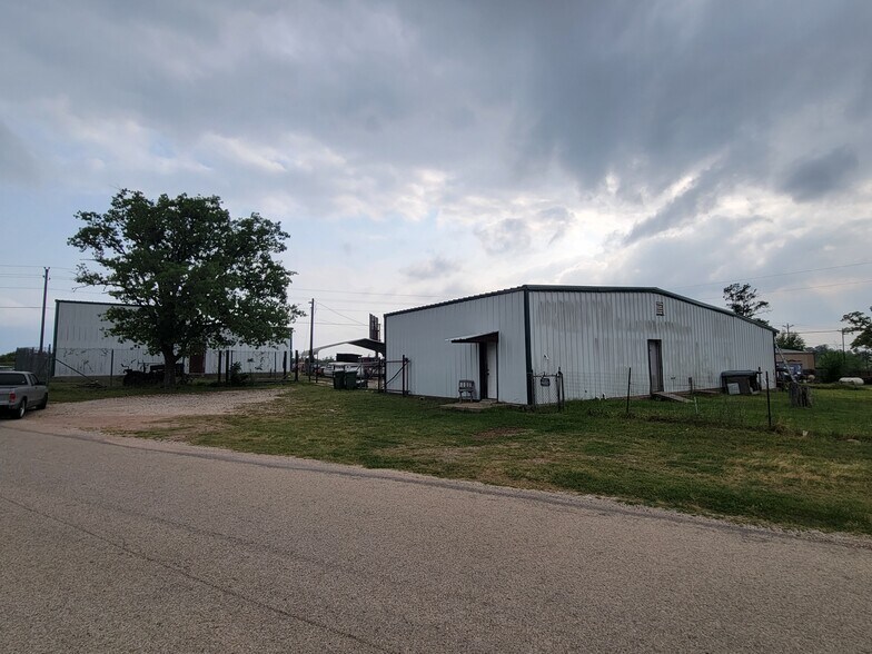 More Photos Of 952 E Highway 71, Bastrop Distribution For Lease