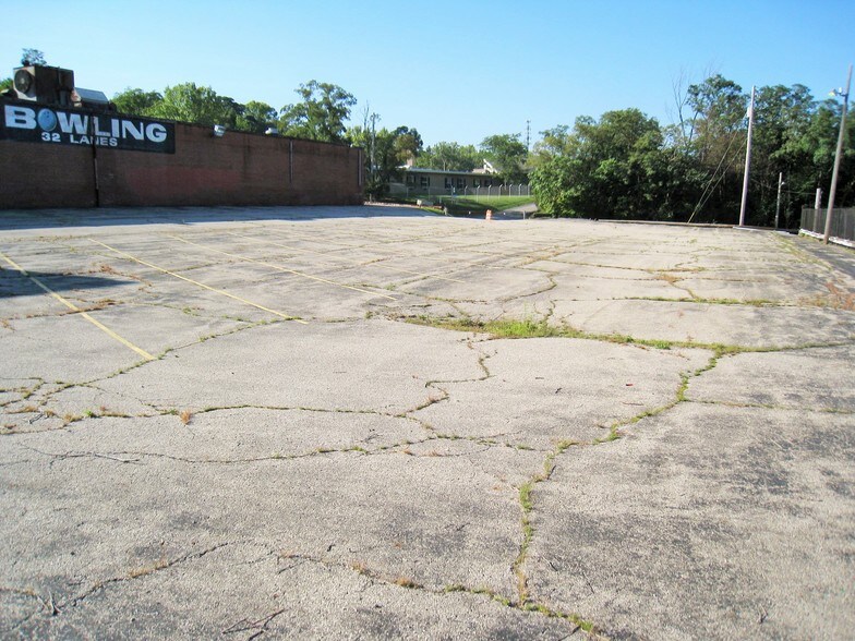 More Photos Of 18310 Euclid Ave, Cleveland Bowling Alley For Sale