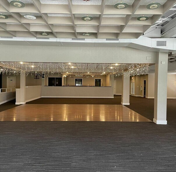 More Photos Of 111 Woodward Ct, South Bend Storefront For Sale