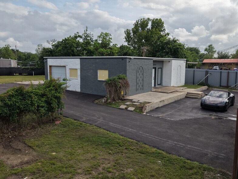 More Photos Of 16526 Market St, Channelview Showroom For Sale