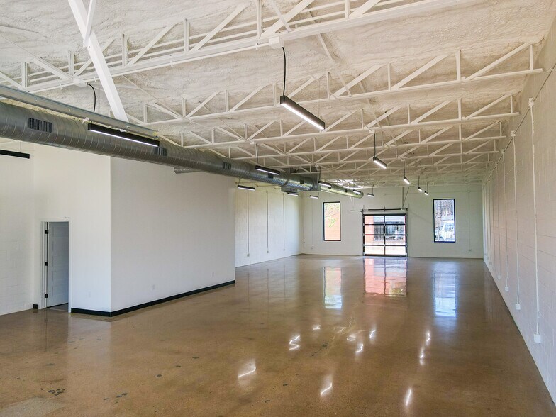 More Photos Of 1337-1341 Crampton St, Dallas Distribution For Lease